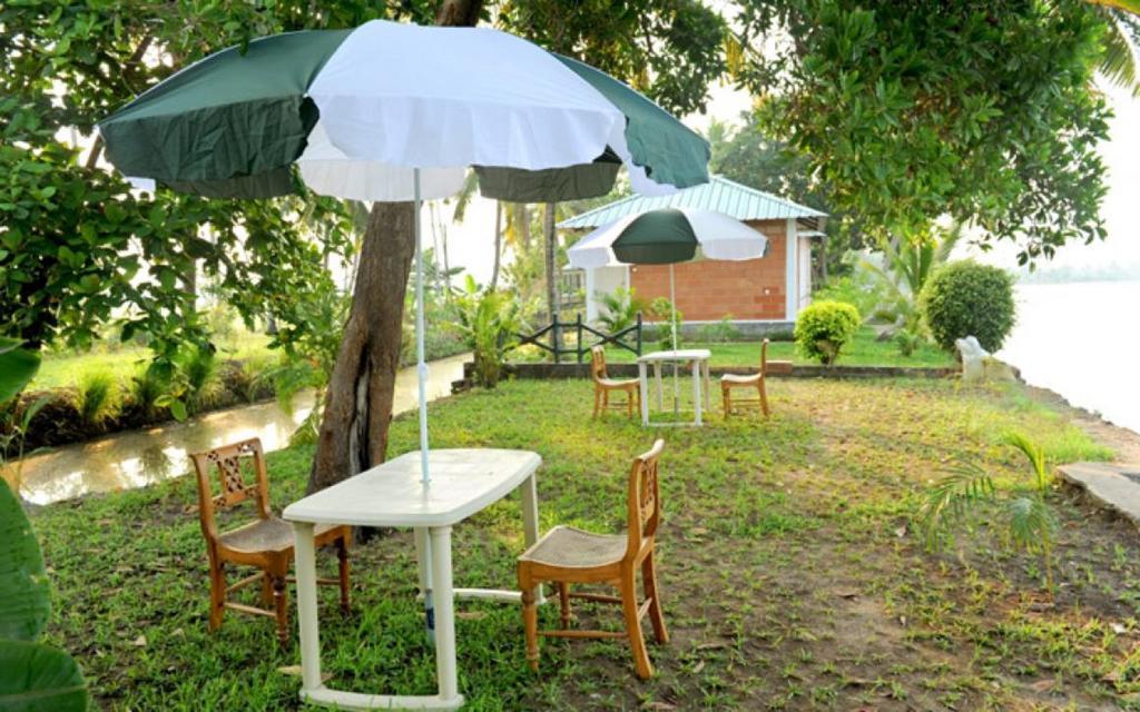 Riverine Resort Alappuzha Exterior foto